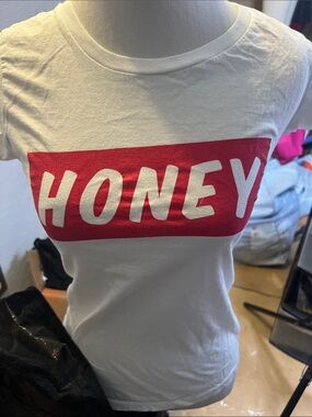 Vintage Y2K Cute White HONEY Name Red Graphic Tee T-Shirt Size Medium